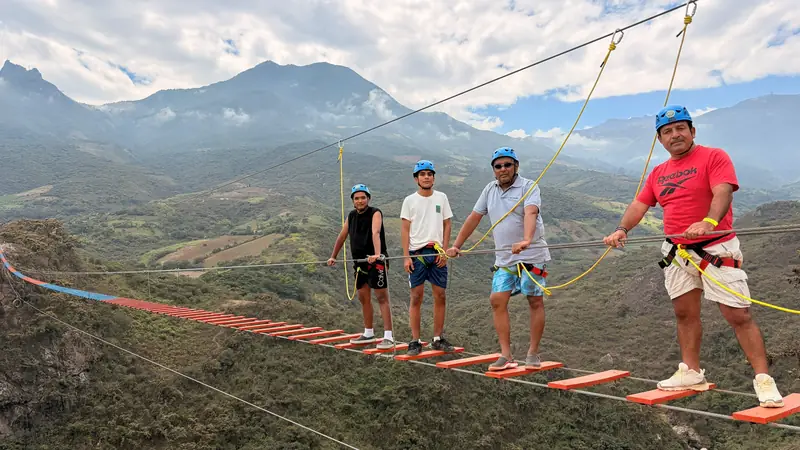 Guía de TocmoTours acompañando a un grupo en el puente colgante
