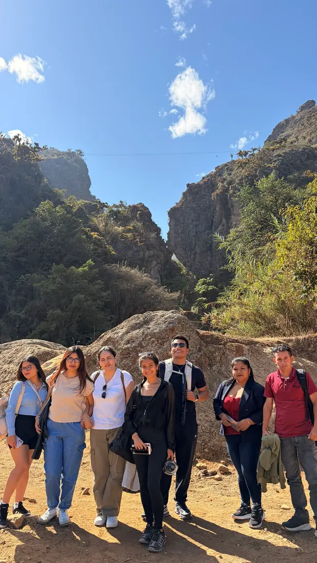 Grupo de visitantes posando en el sendero rocoso camino a los miradores