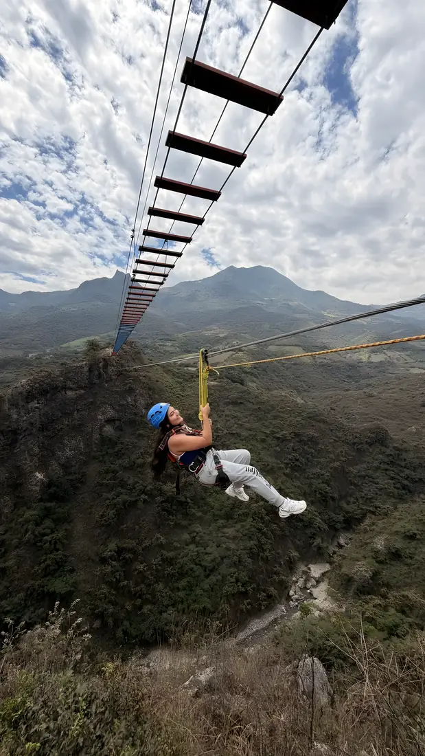 Viajera deslizándose por el canopy sobre el valle de Tocmoche