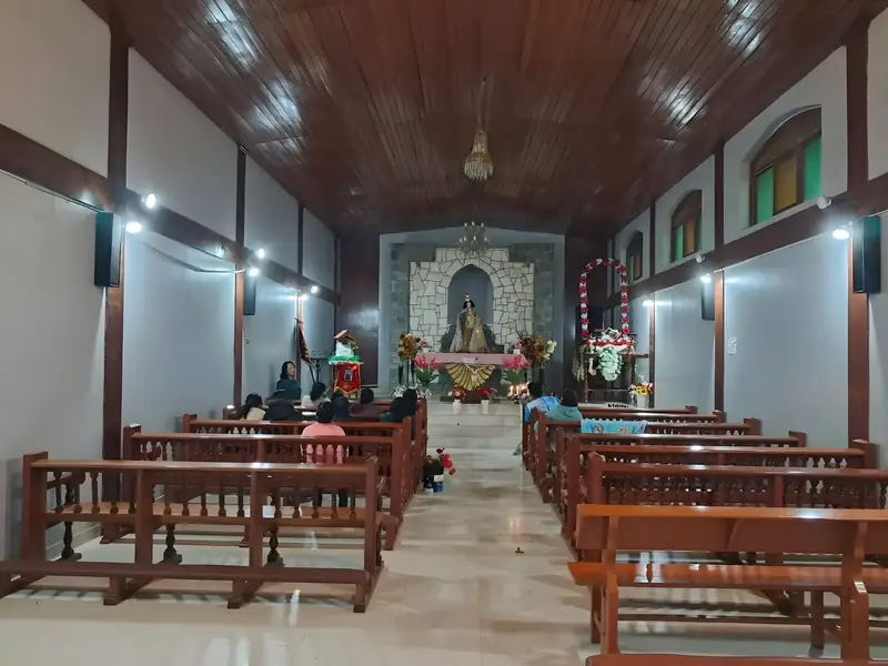 Interior de la capilla de Tocmoche durante una celebración