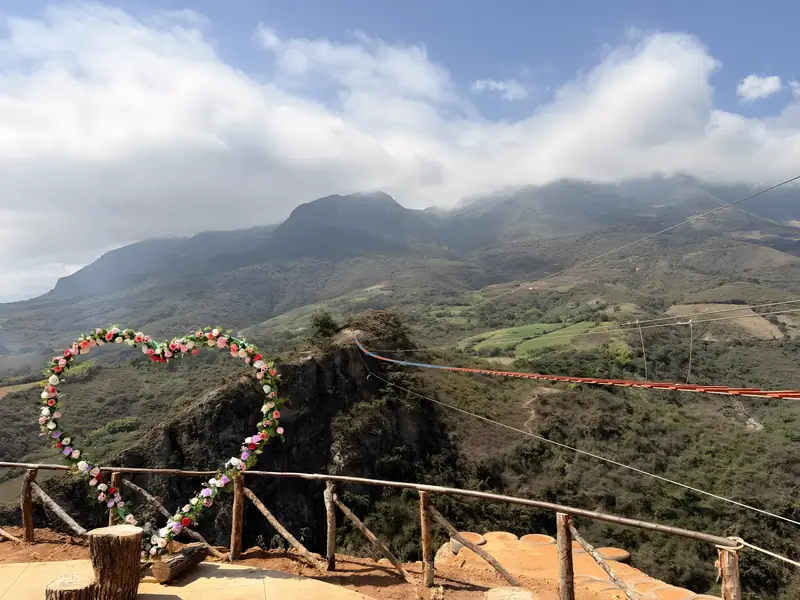Mirador con arco de flores asomado al valle de Tocmoche