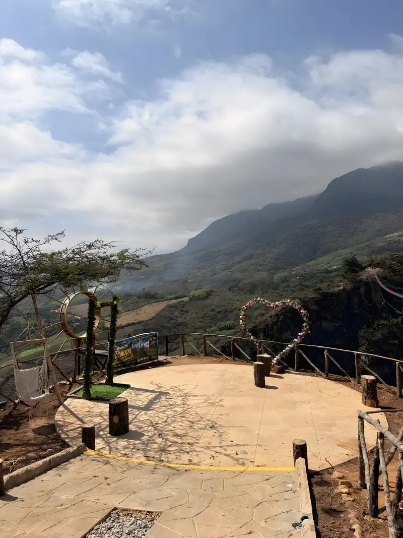 Explanada del Parque Turístico de Tocmoche, con el arco de flores y la vista al valle