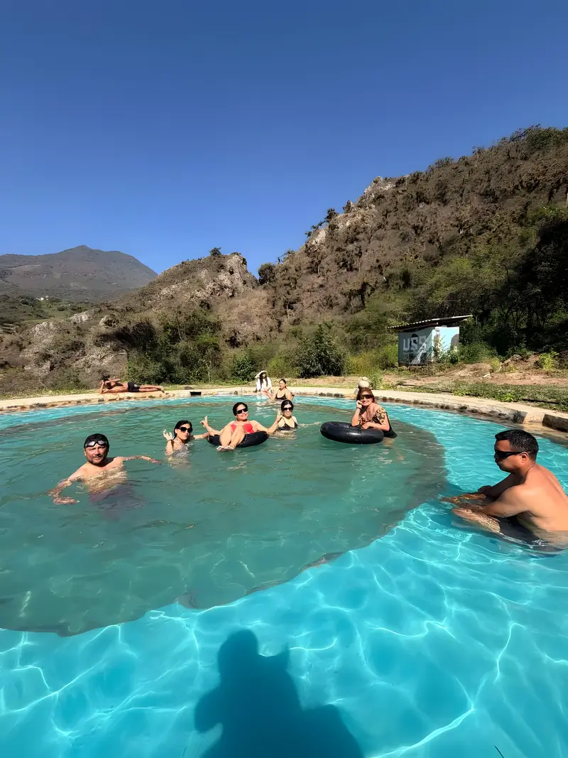 Visitantes bañándose en la piscina natural de Tocmoche