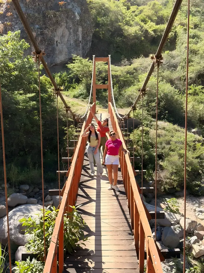 Puente colgante de madera sobre el río de Tocmoche