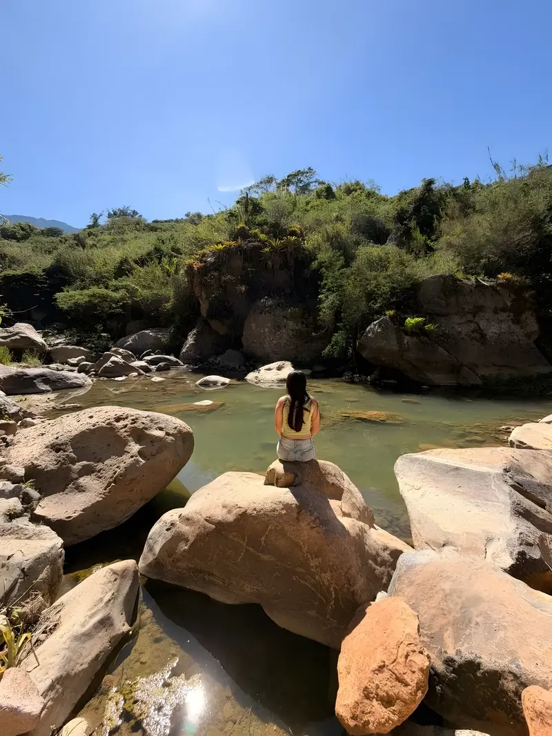Pozas del río de Tocmoche entre grandes rocas y vegetación