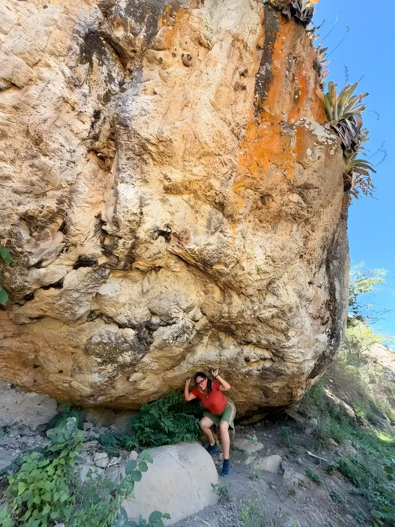Gran formación rocosa en el camino hacia los miradores